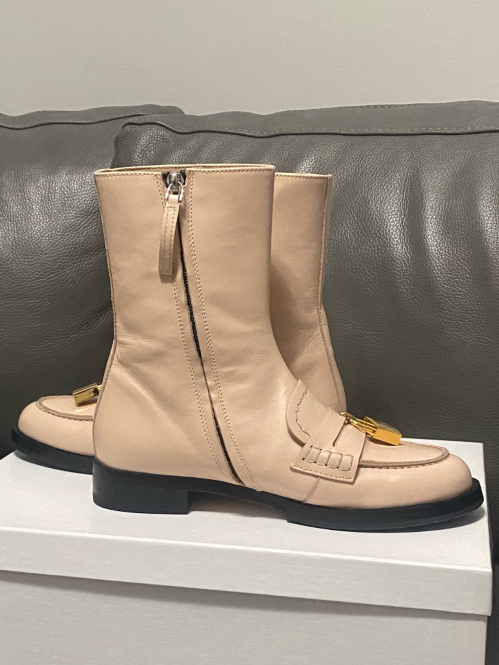 NEW! No21 Pale Pink Loafer-Style Ankle Bootie w. Gold Lock Detail Women's Sz 38